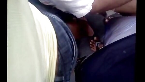 கொடூரமான அழகி பெண், பெரிய டில்டோவுடன் சுயஇன்பம் செய்து, பின்னர் துர்நாற்றம் வீசும் சேமலை உறிஞ்சும்
