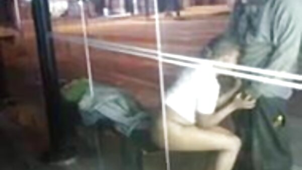 ஒரு பெரிய சேவலை விழுங்கும் முட்டாள்தனமான விபச்சாரி கண்ணாடியில்.
