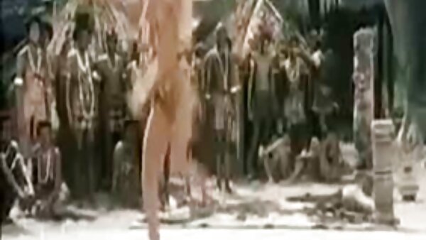 கறுப்பான அழகான பெண் தனது கிட்டியை மிஷ் ஸ்டைலில் கடுமையாக அடித்துக் கொள்கிறாள்