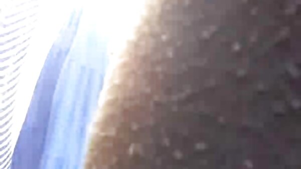 மார்பளவு மஞ்சள் நிற முடி கொண்ட MILF கடினமான இனங்களுக்கிடையேயான ஆபாசத்திற்கு முன் ஓய்வெடுக்கிறது